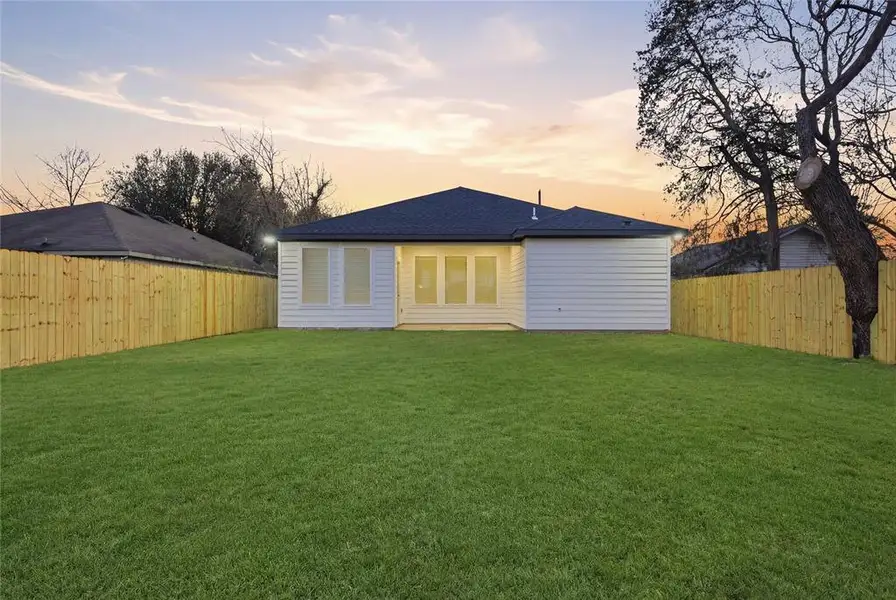 Exterior details and patio area of a home in , Dallas (Image 4).