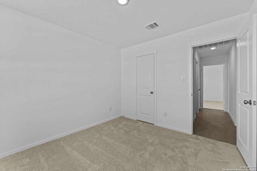 Spacious, unfurnished interior of a new home in Lodi Grove, Floresville (Image 18).