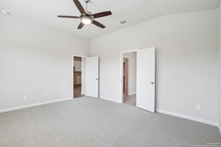 Spacious, unfurnished interior of a new home in Catalina, Converse (Image 27).