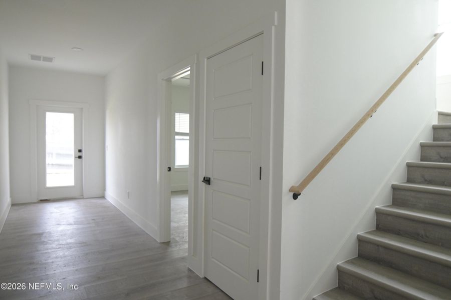 Spacious, unfurnished interior of a new home in , Jacksonville (Image 6).
