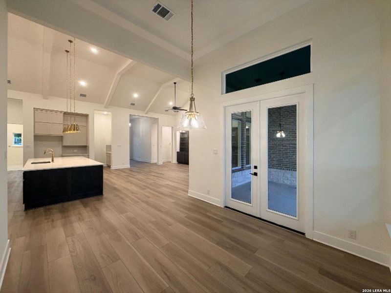 Spacious, unfurnished interior of a new home in Waldsanger, New Braunfels (Image 32).