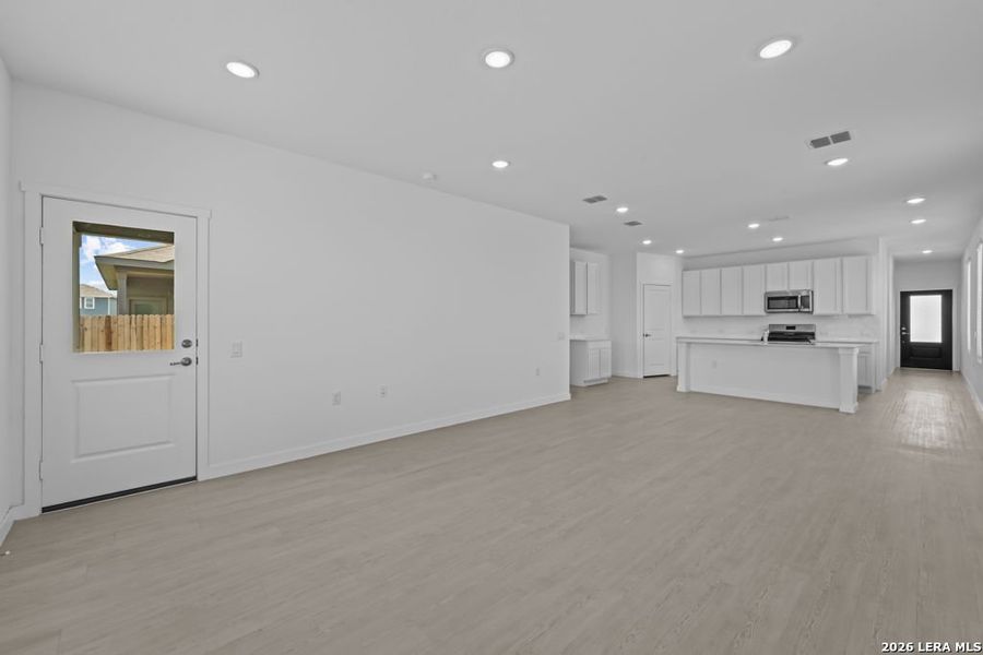 Spacious, unfurnished interior of a new home in Vida, San Antonio (Image 27).