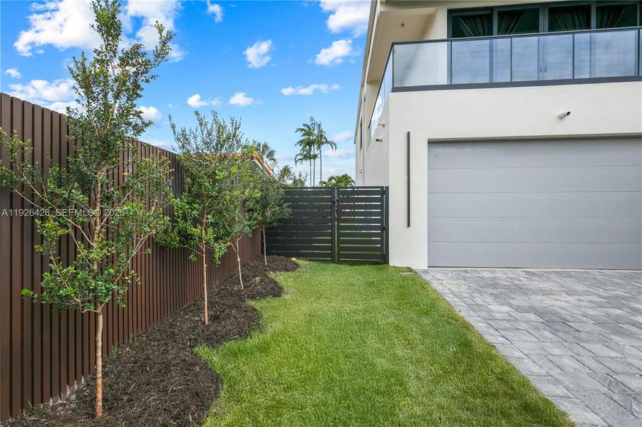 Exterior details and patio area of a home in , Fort Lauderdale (Image 36).