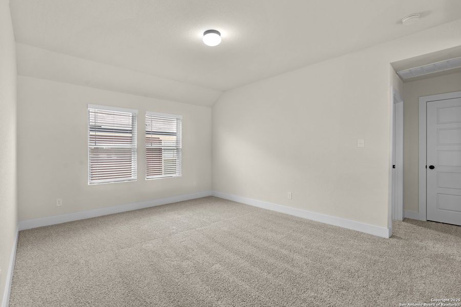 Spacious, unfurnished interior of a new home in Hunters Ranch, San Antonio (Image 22).
