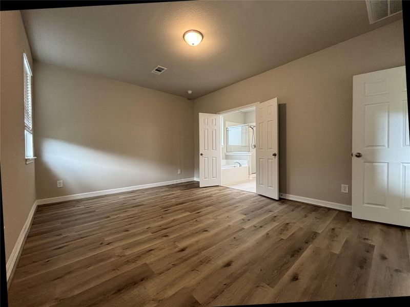 Spacious, unfurnished interior of a new home in Sunterra, Katy (Image 17).
