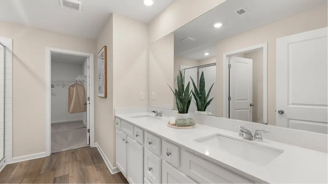 7653 Portland Owners Bath 1of2 F2 Base2 081225