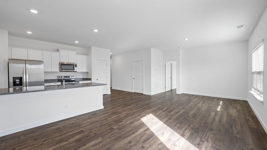 Spacious, unfurnished interior of a new home in The Cove at Thrasher Landing, Hixson (Image 19).
