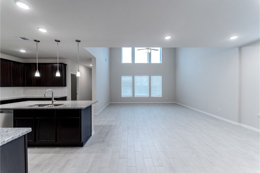 Spacious, unfurnished interior of a new home in Canterra Creek, Rosharon (Image 21).
