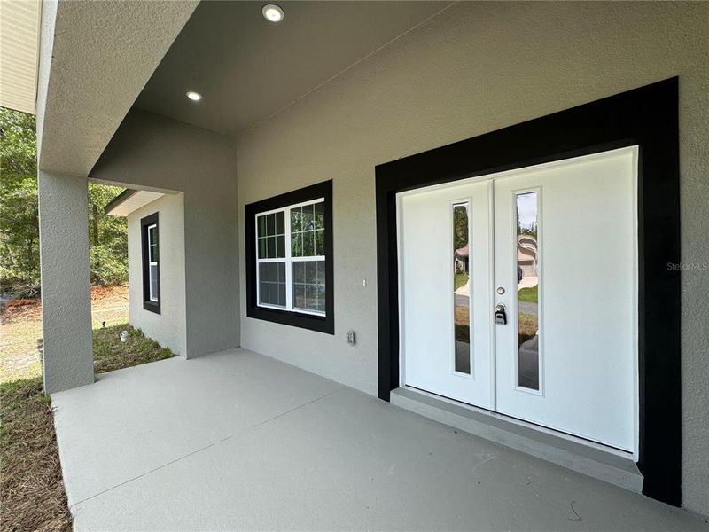 Exterior details and patio area of a home in , Dunnellon (Image 3).