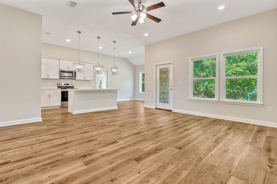 Spacious, unfurnished interior of a new home in Oak Hollow, Crestview (Image 24).