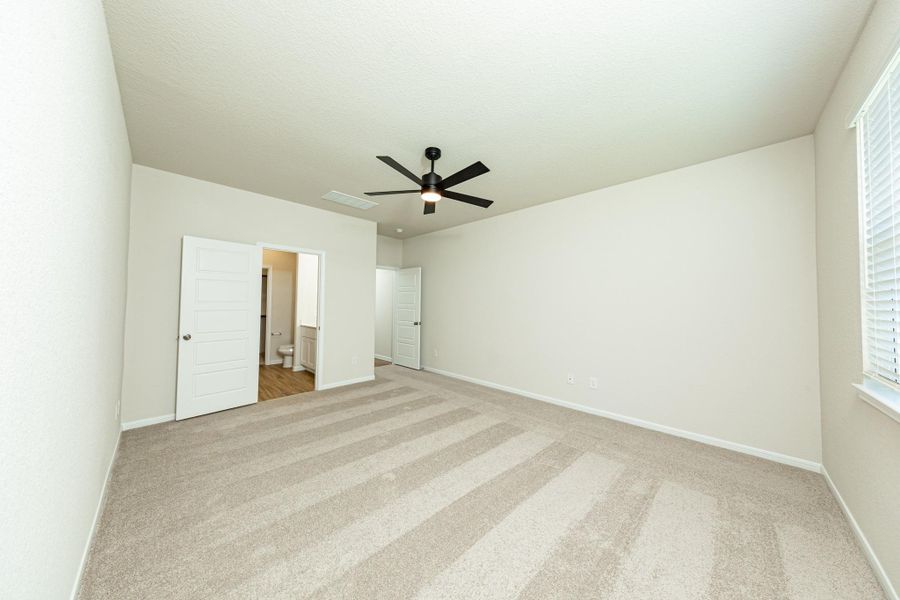 Spacious, unfurnished interior of a new home in Bammel Oaks, Houston (Image 20).