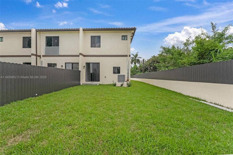 Exterior details and patio area of a home in , Miami (Image 37).