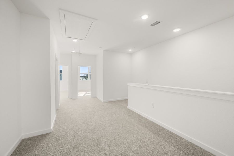 Spacious, unfurnished interior of a new home in Wildridge, Oak Point (Image 18).