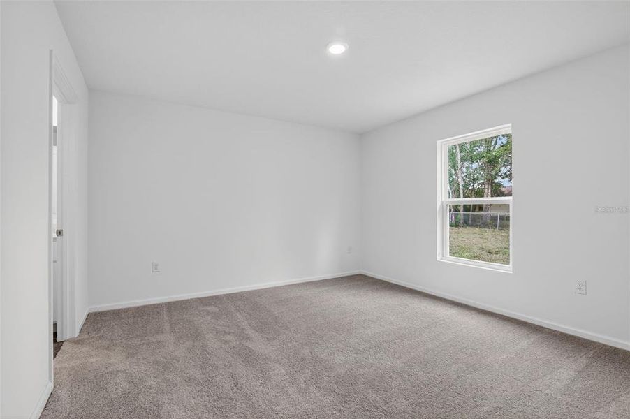 Spacious, unfurnished interior of a new home in Rainbow Lakes Estates, Dunnellon (Image 18).