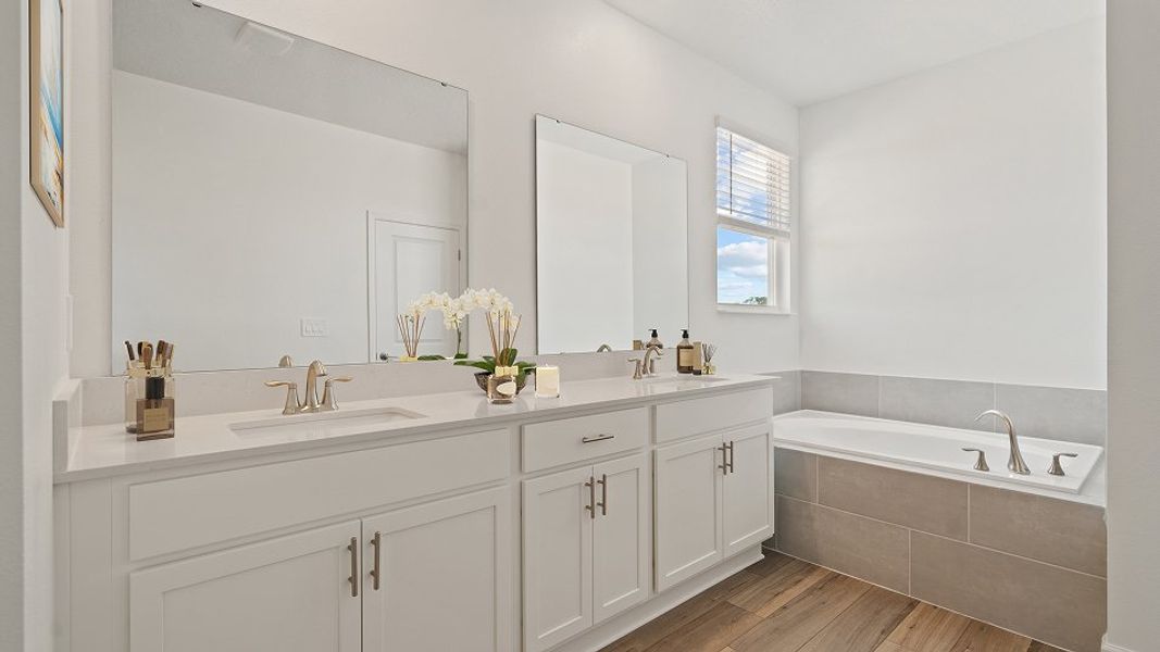 3014 Alexander Palm Owners Bath2 2of2 F2 7 28 25