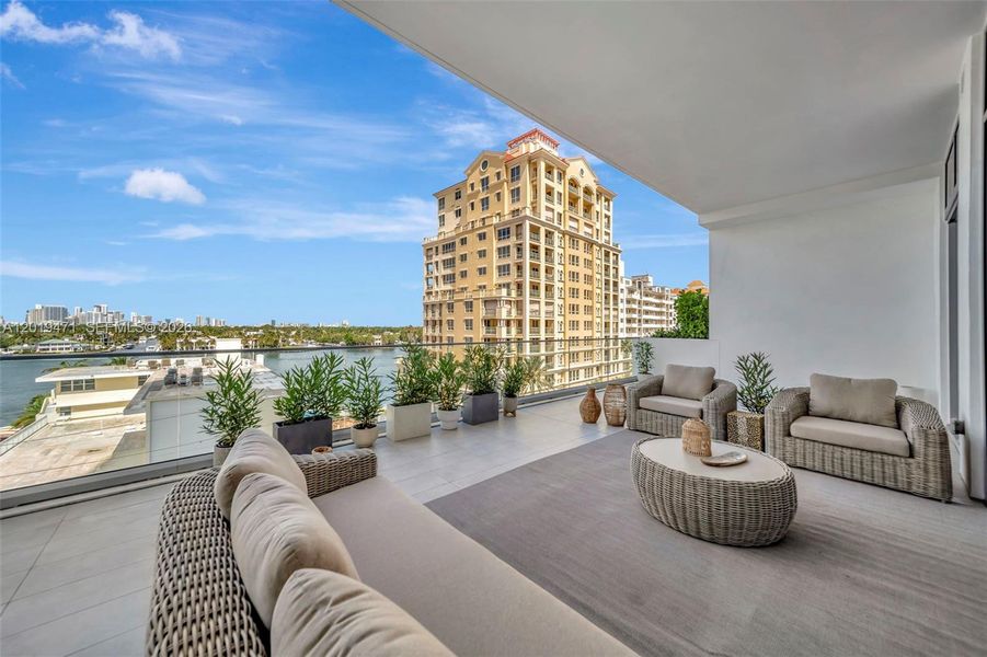 Condo located in Fort Lauderdale, FL showcasing its design and architecture (Image 5).