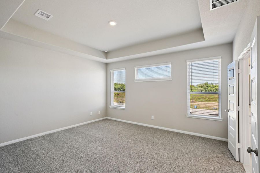 Spacious, unfurnished interior of a new home in Kemah Crossing - Luxe Series, Kemah (Image 16).