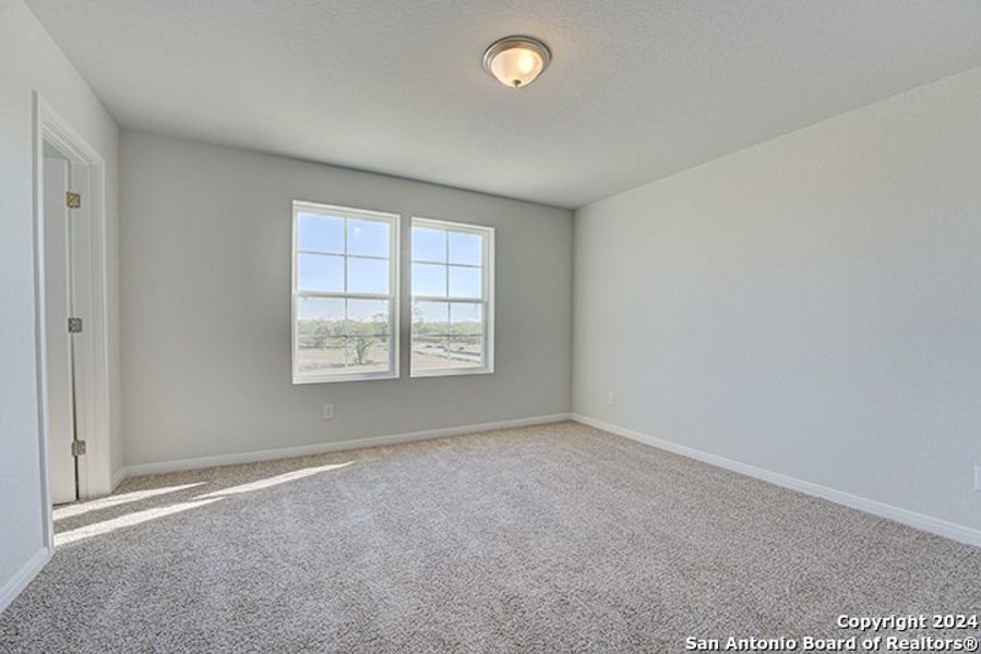Spacious, unfurnished interior of a new home in Blue Ridge Ranch, San Antonio (Image 16).