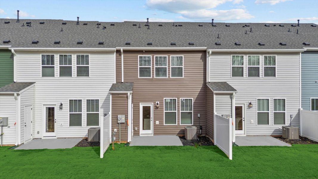 Exterior details and patio area of a home in Ransdell Pointe, Spartanburg (Image 3).