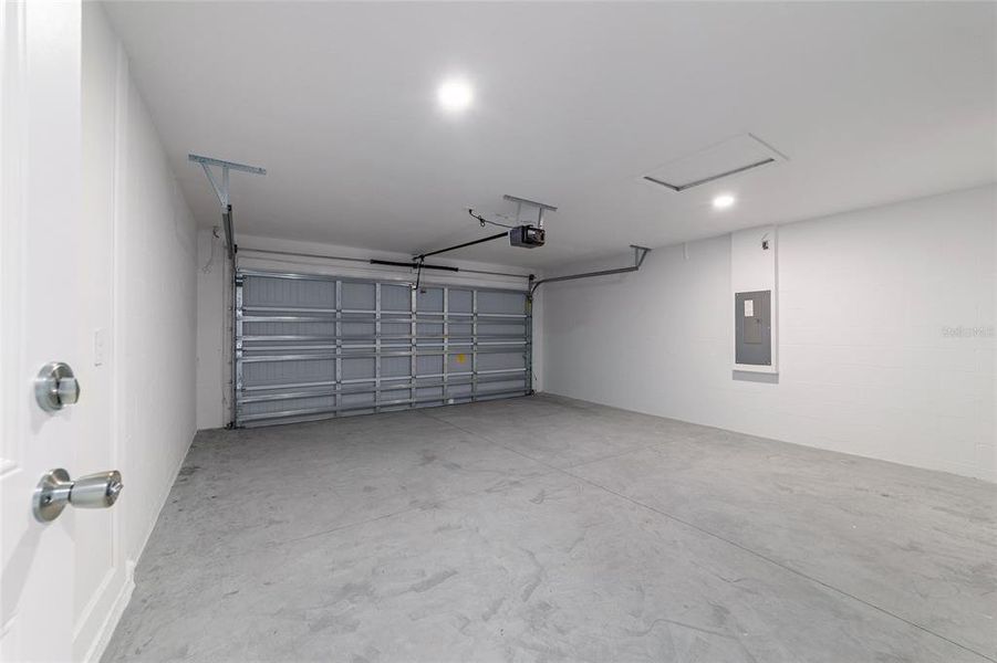 Spacious, unfurnished interior of a new home in , Dunnellon (Image 9).