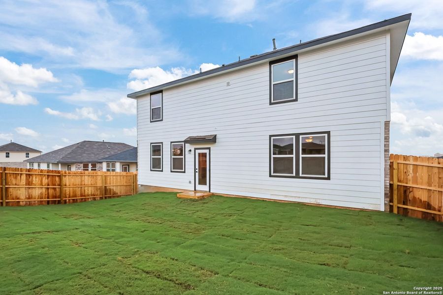Exterior details and patio area of a home in Comanche Ridge, San Antonio (Image 2).