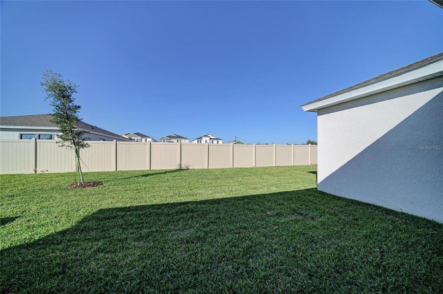 Exterior details and patio area of a home in Pasadena Woods, Wesley Chapel (Image 3).