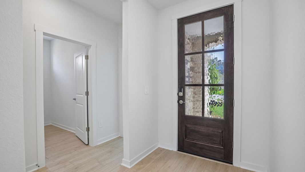 Spacious, unfurnished interior of a new home in Rosenbusch Ranch, Leander (Image 16).