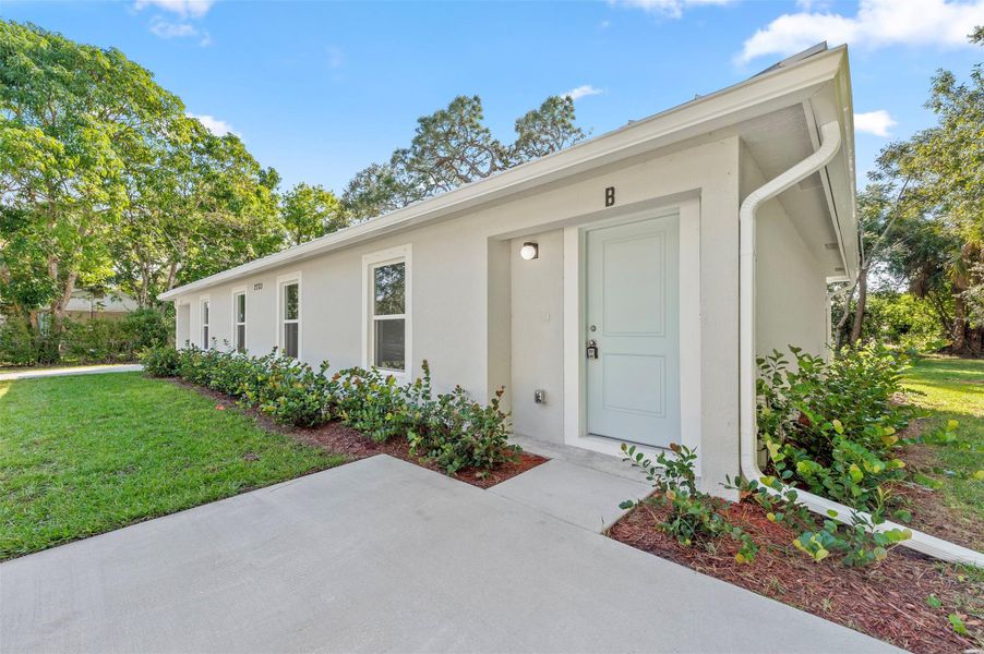 Exterior details and patio area of a home in , Fort Pierce (Image 1).