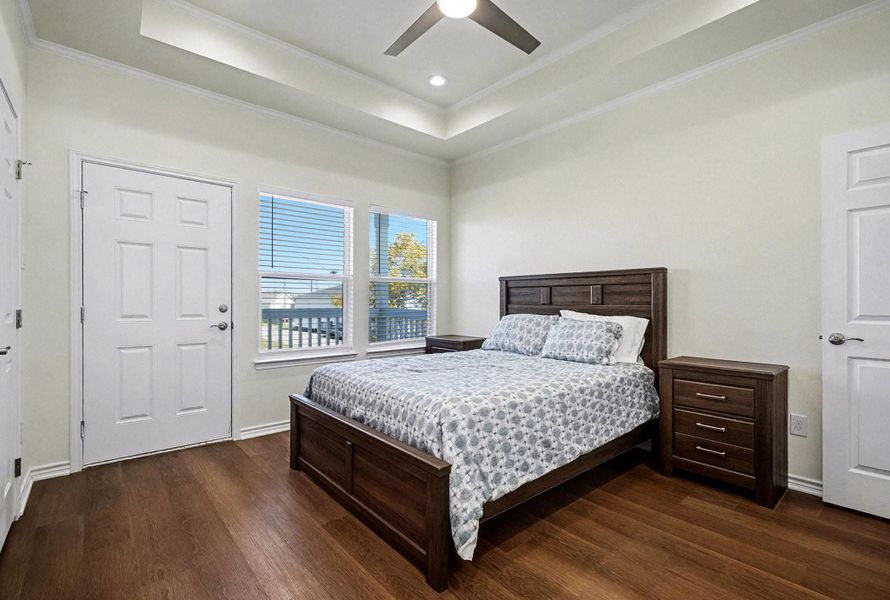 Nice size bedroom, new windows, floor, paint and has its private balcony area! Nice size bedroom, new windows, floor, paint and has its private balcony area!