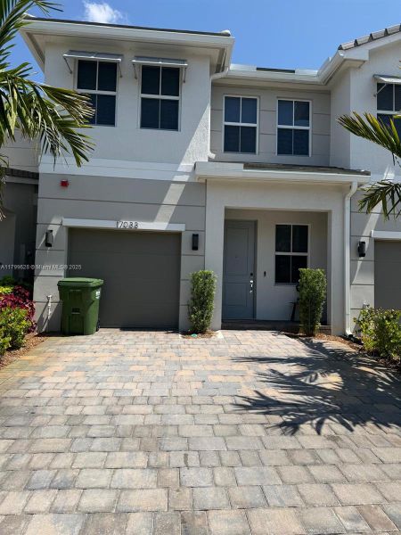 Exterior details and patio area of a home in , Pembroke Pines (Image 3).