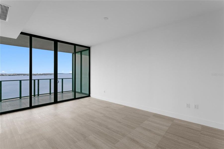 Spacious, unfurnished interior of a new home in , Tampa (Image 23).