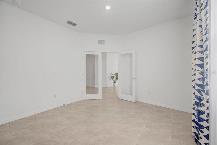 Spacious, unfurnished interior of a new home in Woodcreek, Wesley Chapel (Image 33).