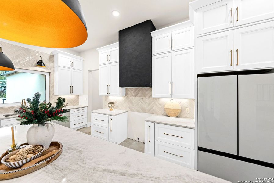 Furnished interior view inside a new home in , Bandera (Image 7).