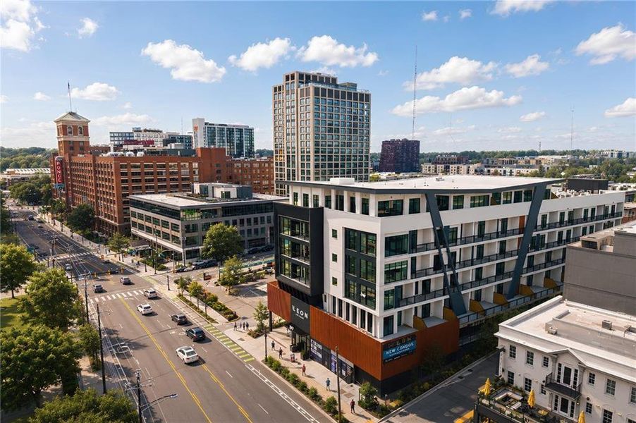 Condo located in Atlanta, GA showcasing its design and architecture (Image 19).
