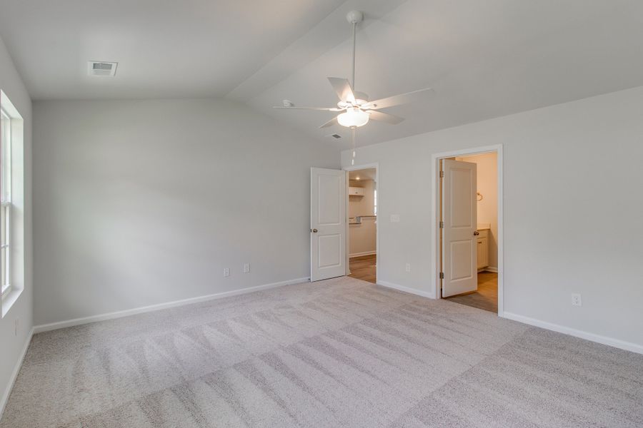 Spacious, unfurnished interior of a new home in Bluefield, Lexington (Image 28).