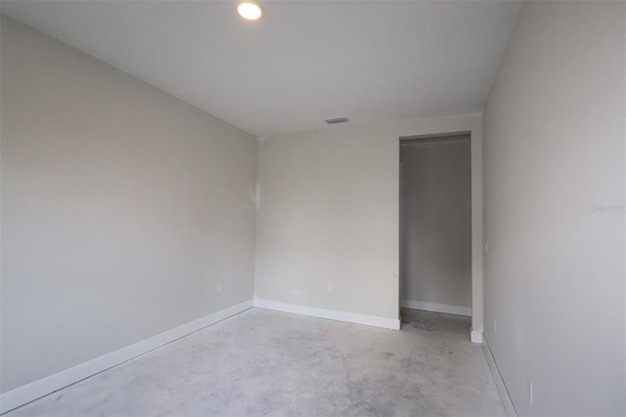 Spacious, unfurnished interior of a new home in Willow Run, Apopka (Image 11).
