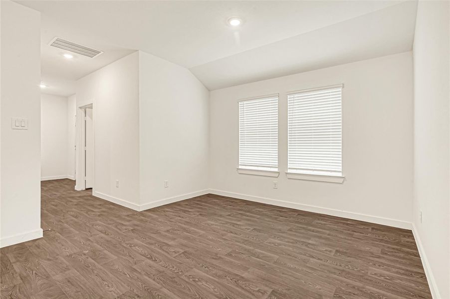 Spacious, unfurnished interior of a new home in Holly Ridge, Rosenberg (Image 24).