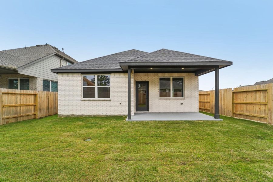 Exterior details and patio area of a home in Evergreen 40', Conroe (Image 23).