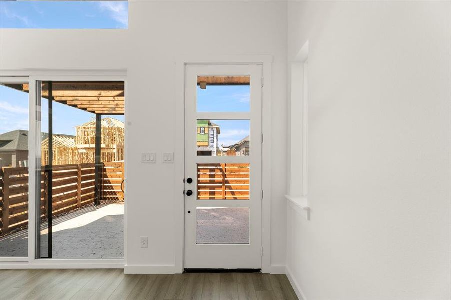 04. 515 Sherwood - Entry