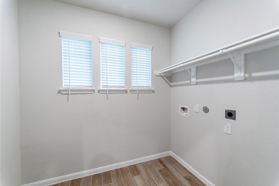 Spacious, unfurnished interior of a new home in Creekhaven, Iowa Colony (Image 37).