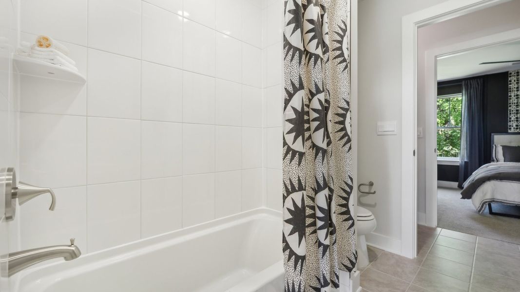 Representative interior finishes for a home built from the Jamestown by D.R. Horton in Fountain View, Ormond Beach (Image 21).