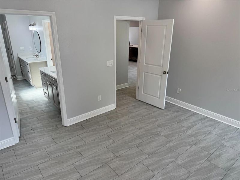 Spacious, unfurnished interior of a new home in , Dade City (Image 49).