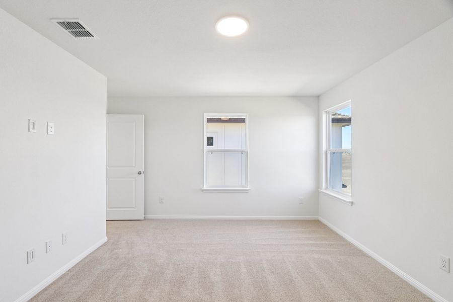 Spacious, unfurnished interior of a new home in Porter Country, Buda (Image 25).