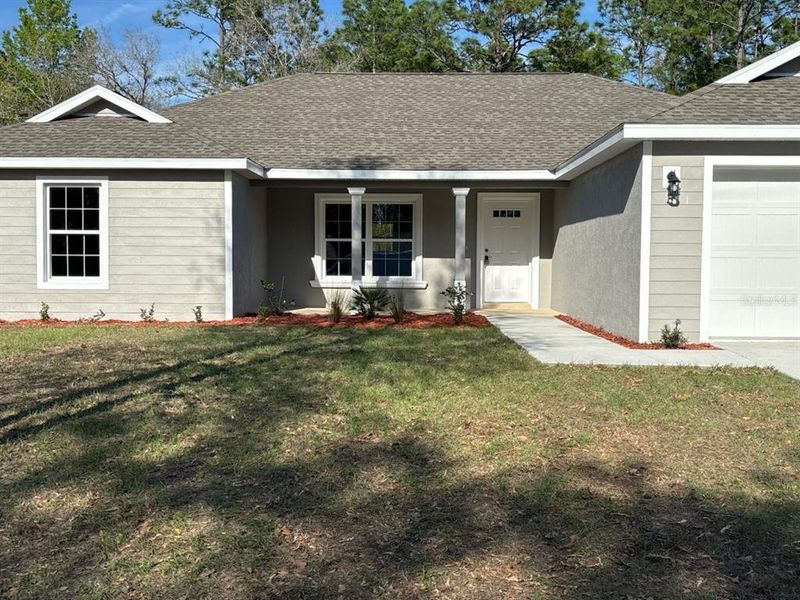 Exterior details and patio area of a home in , Dunnellon (Image 3).