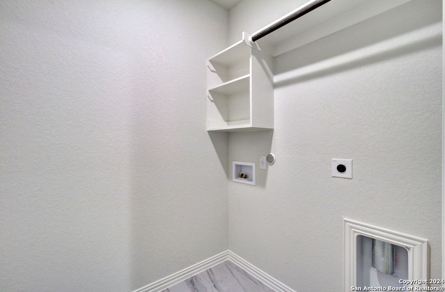 Spacious, unfurnished interior of a new home in Veranda, San Antonio (Image 21).