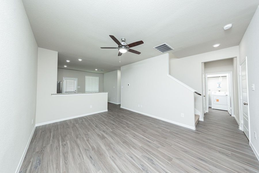 Spacious, unfurnished interior of a new home in Mackenzie Creek, Conroe (Image 9).