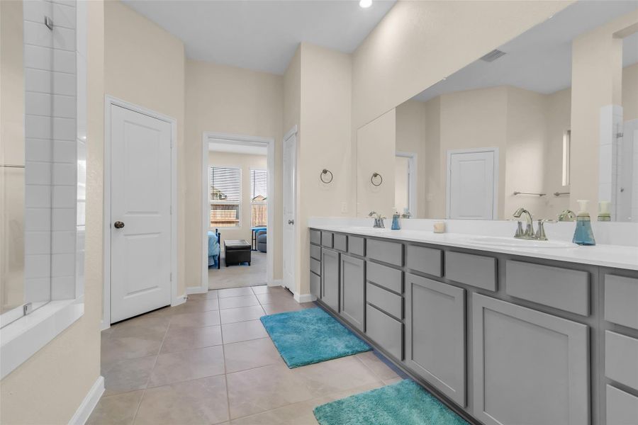 Furnished interior view inside a new home in , Baytown (Image 11).