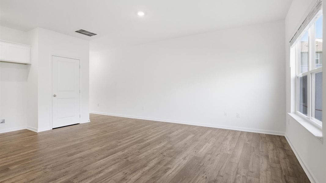 Spacious, unfurnished interior of a new home in Cherokee Crossing, Kodak (Image 15).