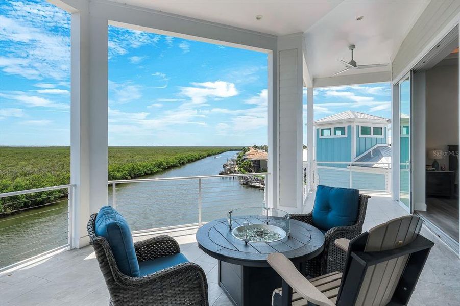 Exterior details and patio area of a home in , Cape Coral (Image 31).