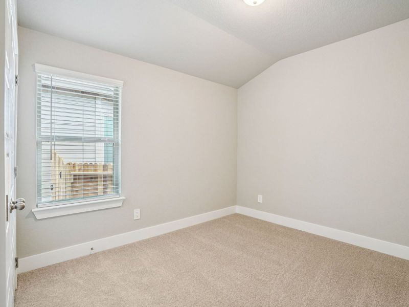 Spacious, unfurnished interior of a new home in Lark Canyon, New Braunfels (Image 27).